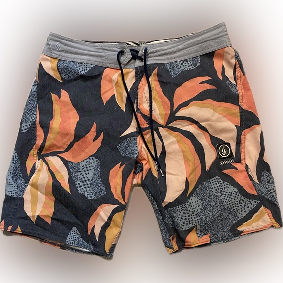 Volcom stoneys board shorts, size 30, very good condition, smoke free home - Picture 1 of 3